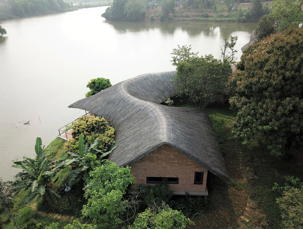 1+1>2 Architects built Mother's House with flowing thatched roof in a suburb of Hanoi