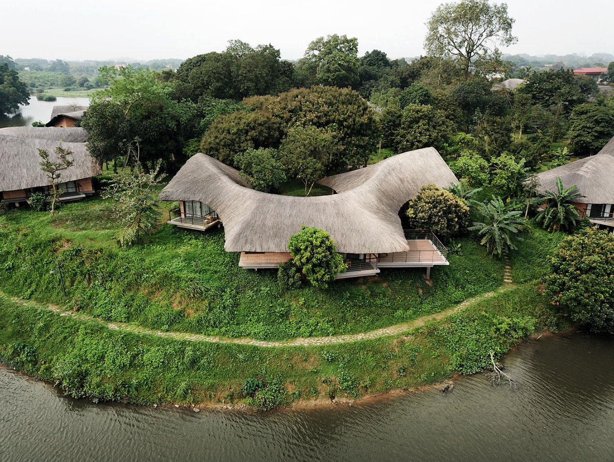1+1>2 Architects built Mother's House with flowing thatched roof in a suburb of Hanoi