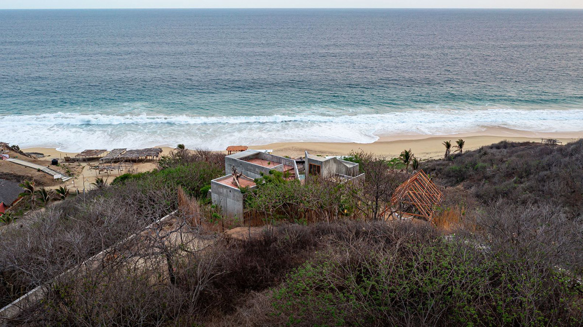 Espacio 18 Arquitectura completes Casa del Sapo with rotating concrete volumes in Mexican coast