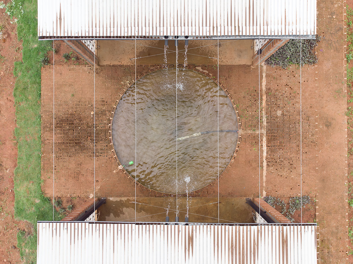 Mínimo Común Arquitectura built office with earth and transparent walls in Paraguay 