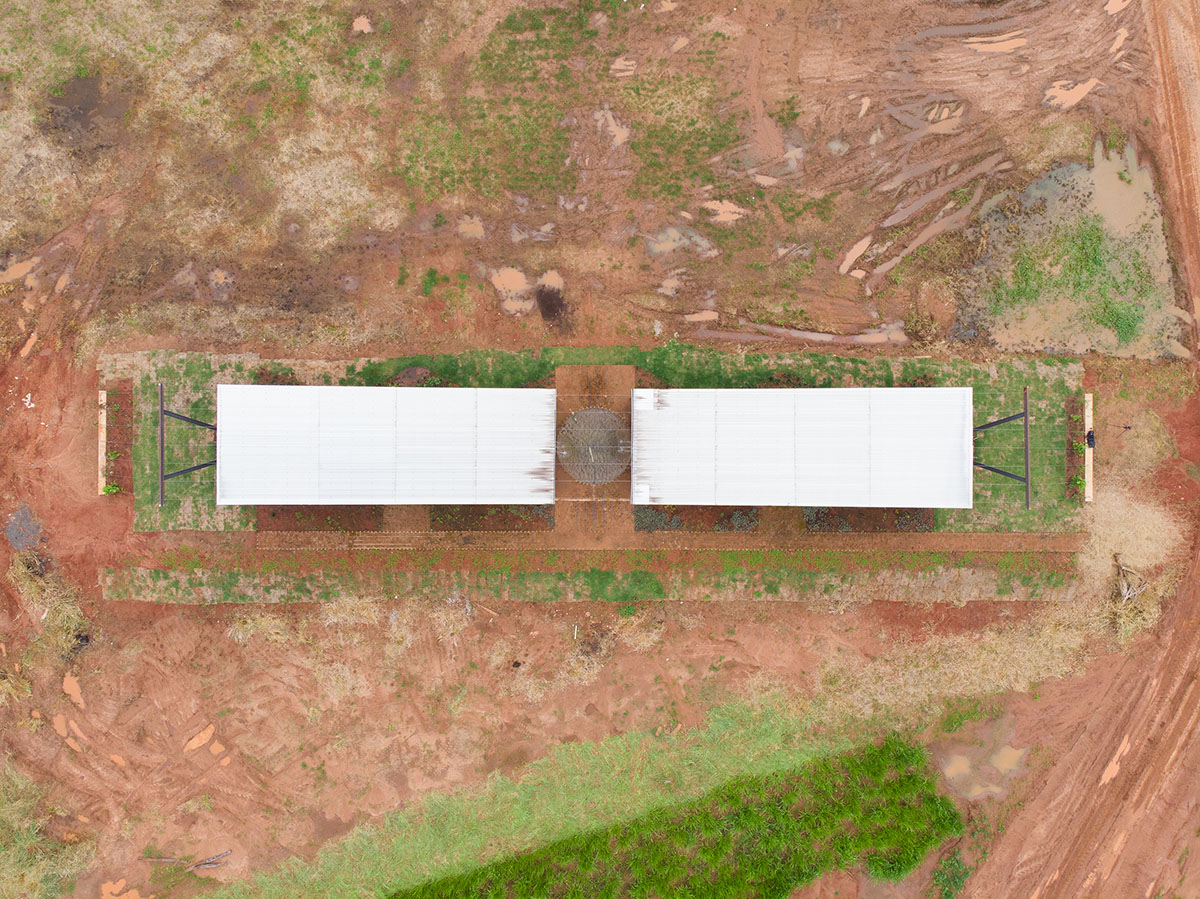 Mínimo Común Arquitectura built office with earth and transparent walls in Paraguay 