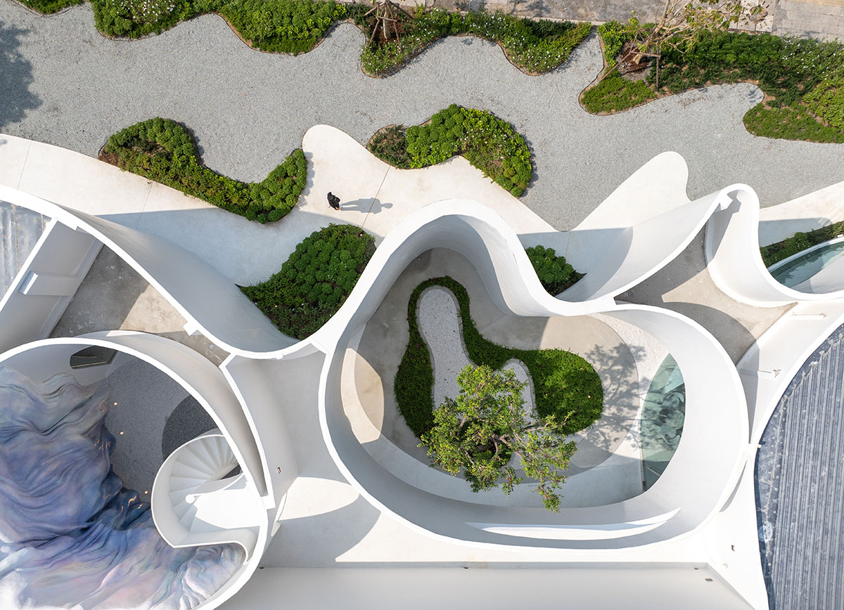 Unknown Surface Studio creates sinuous Uncloud Caffee in Thailand