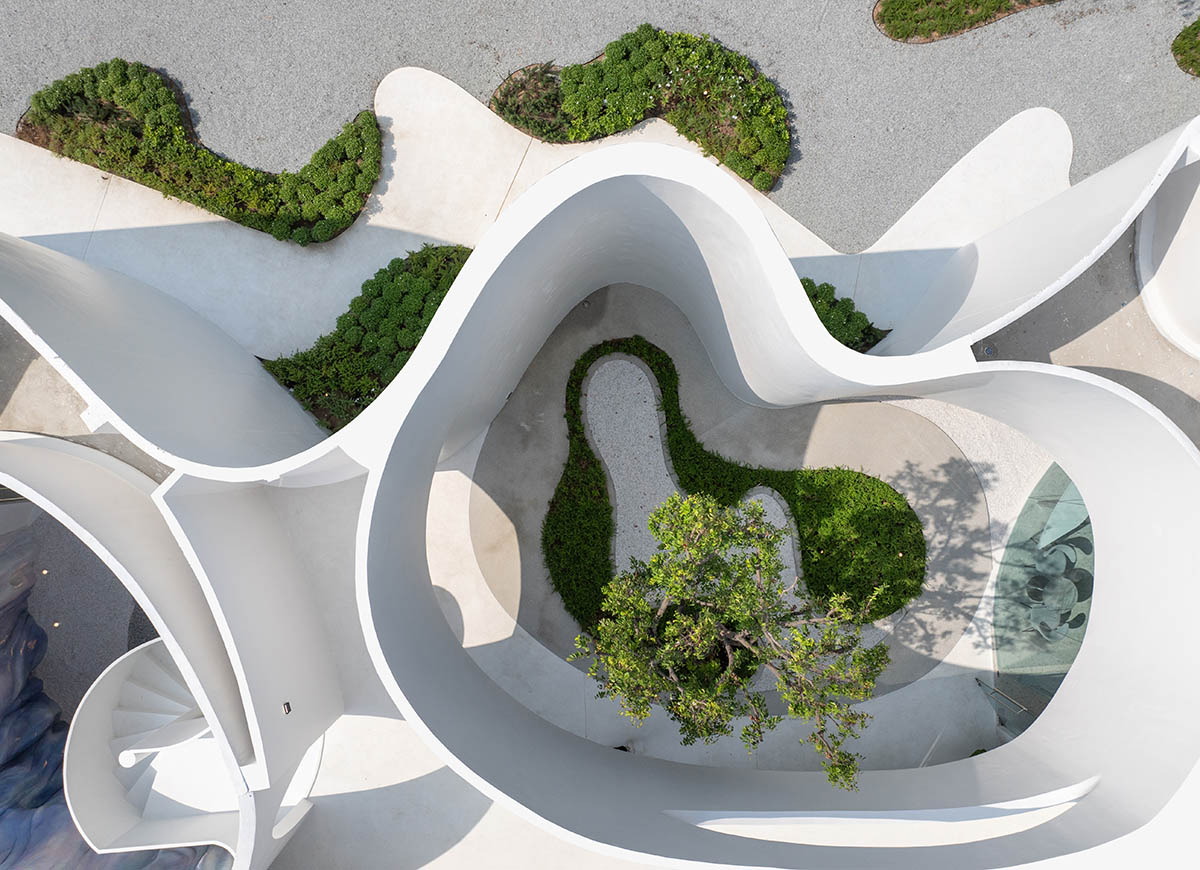Unknown Surface Studio creates sinuous Uncloud Caffee in Thailand