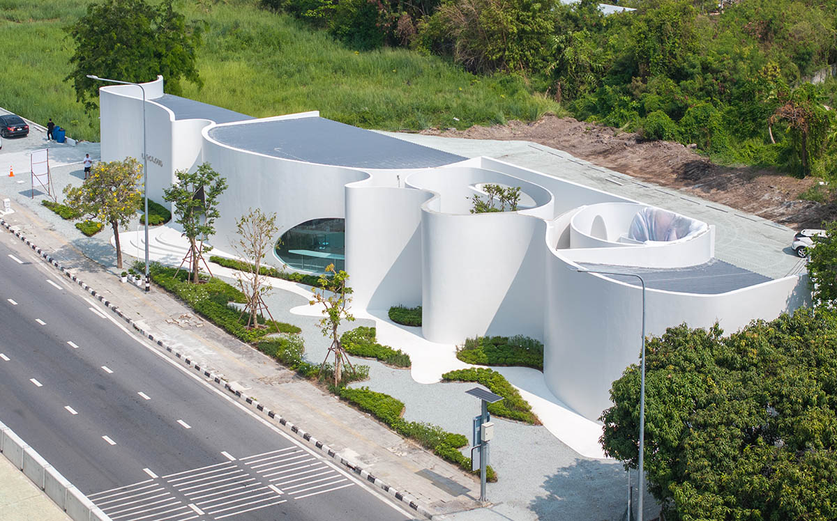 Unknown Surface Studio creates sinuous Uncloud Caffee in Thailand