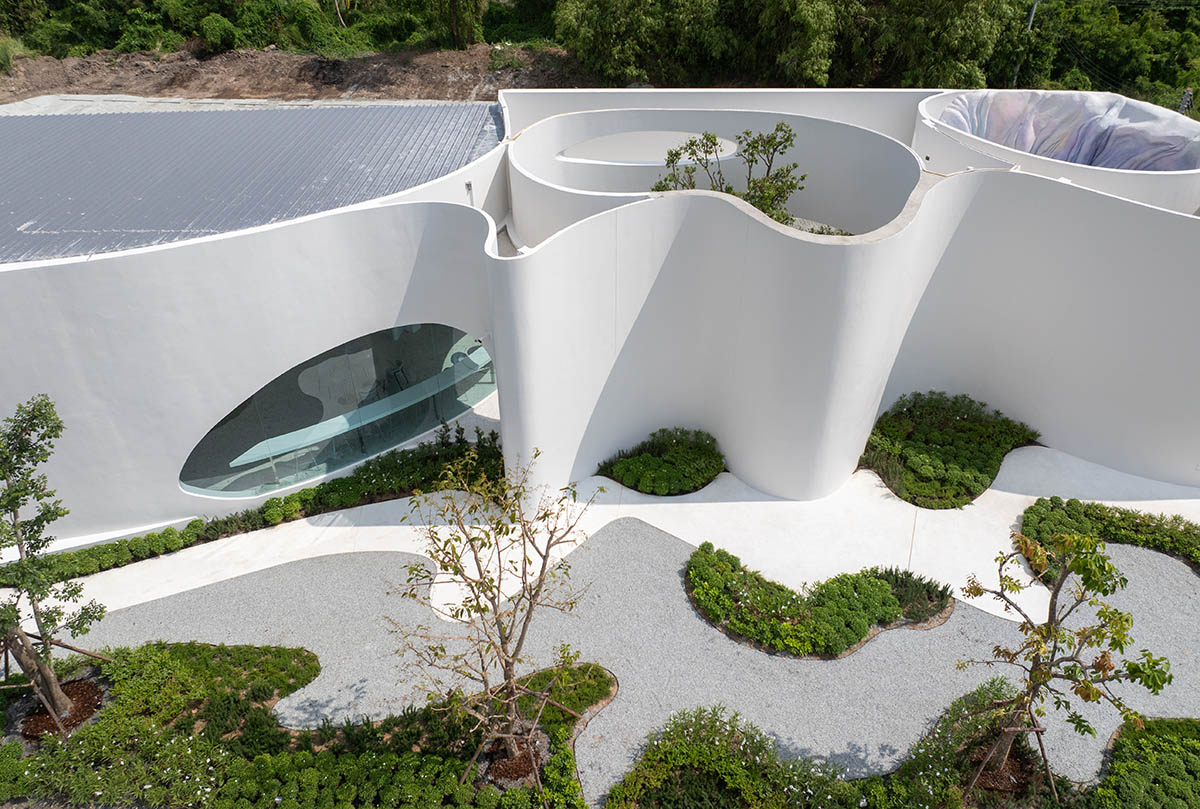 Unknown Surface Studio creates sinuous Uncloud Caffee in Thailand