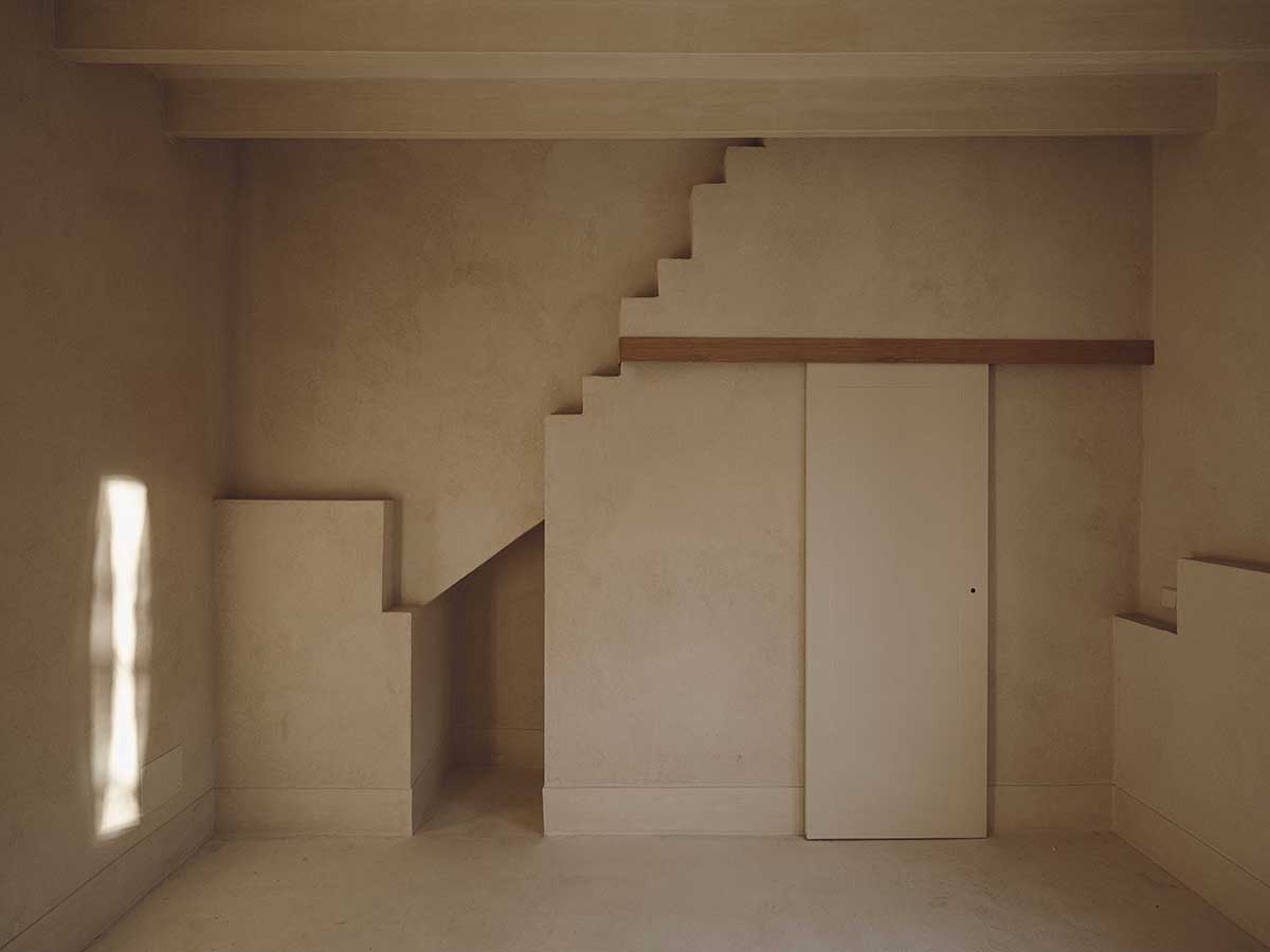 Ideo arquitectura renovates 200-year-old building with local sources and earthy tones in Spain 