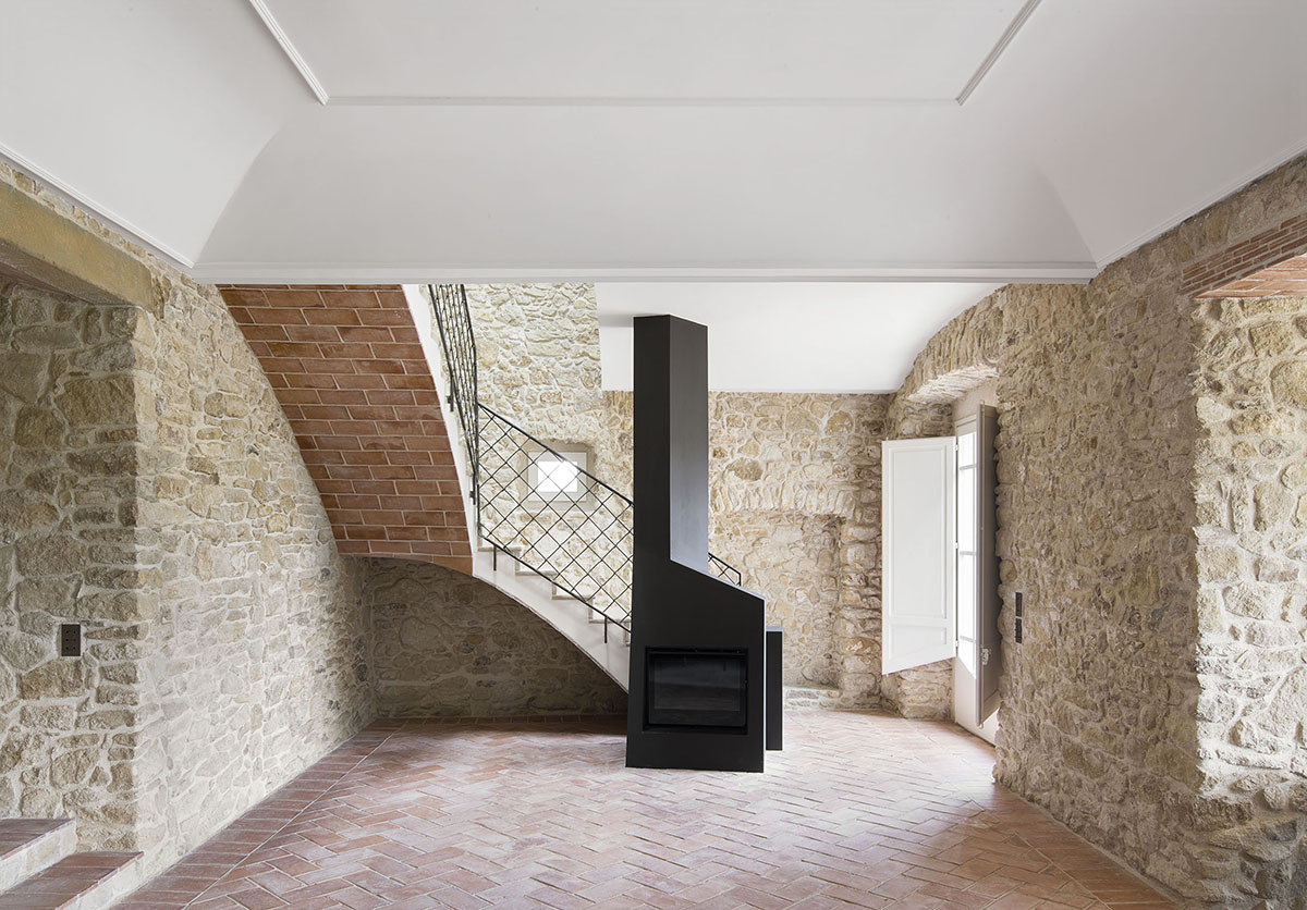 MACH Arquitectos renovates low-lying traditional house in the charming village of Pals, Spain 
