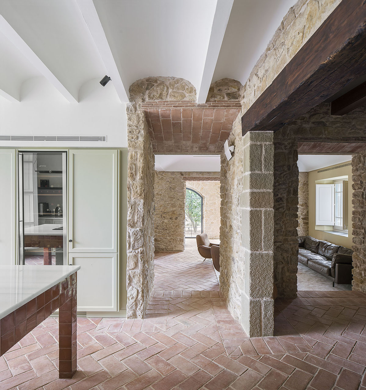 MACH Arquitectos renovates low-lying traditional house in the charming village of Pals, Spain 