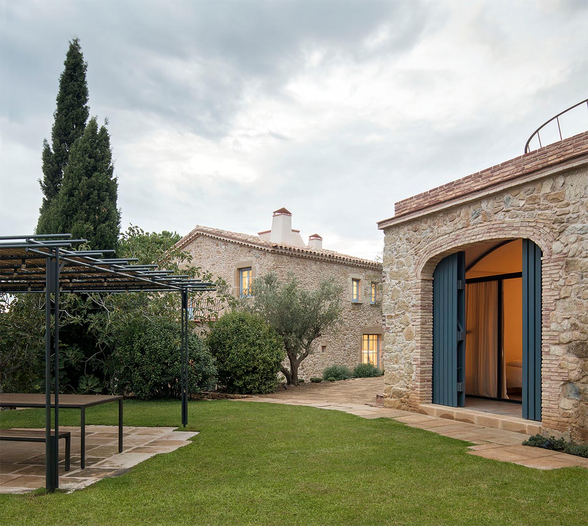 MACH Arquitectos renovates low-lying traditional house in the charming village of Pals, Spain 