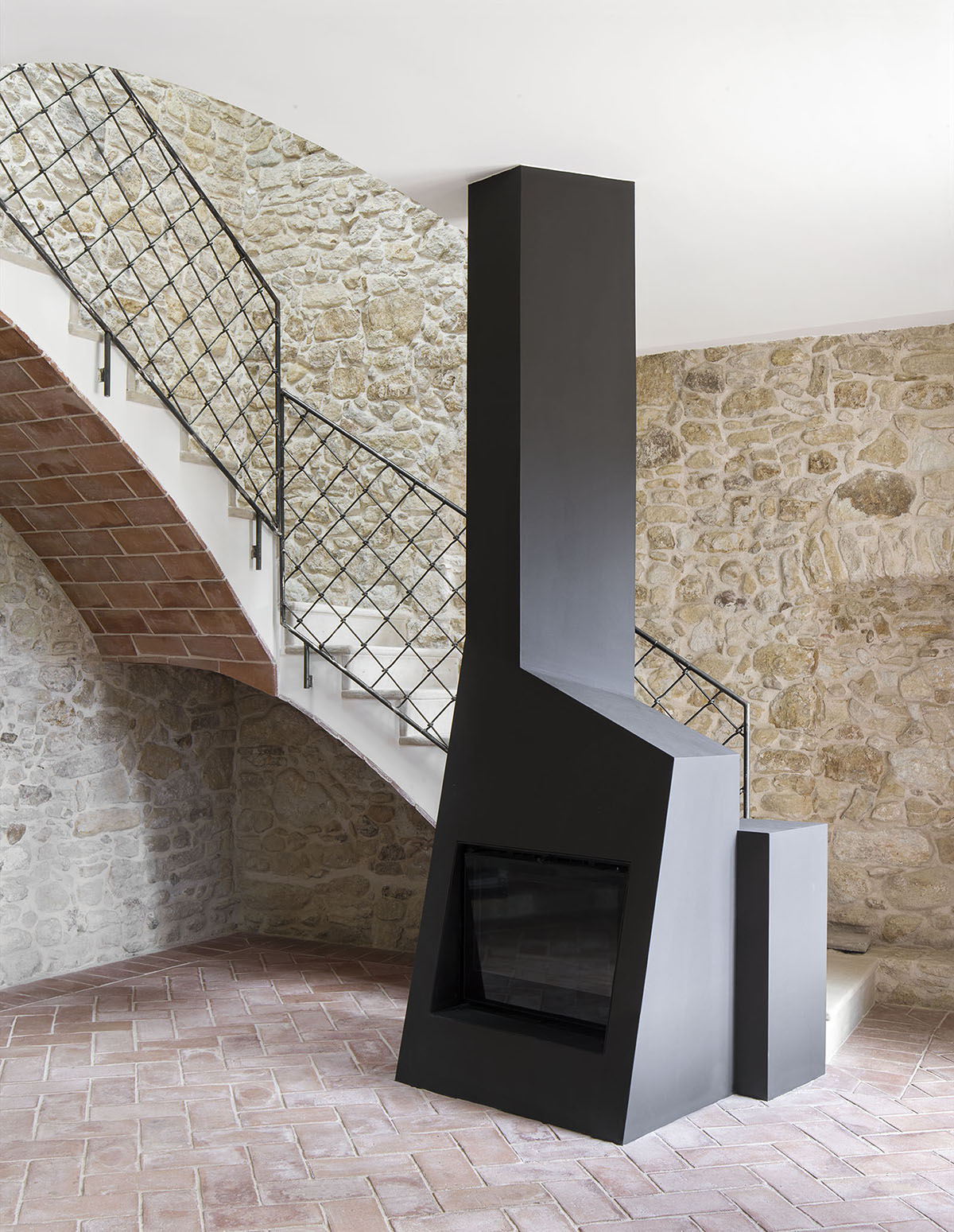 MACH Arquitectos renovates low-lying traditional house in the charming village of Pals, Spain 