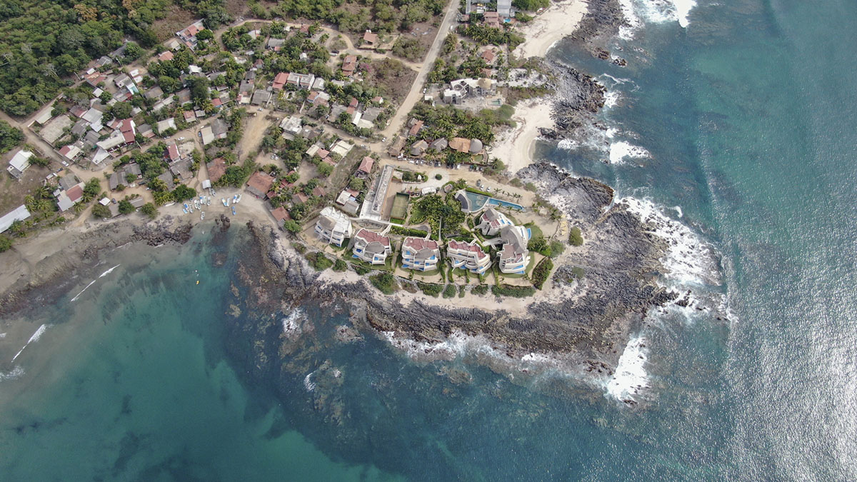 Zozaya Arquitectos built beachfront residences creating sculpted details in surf villa of Troncones