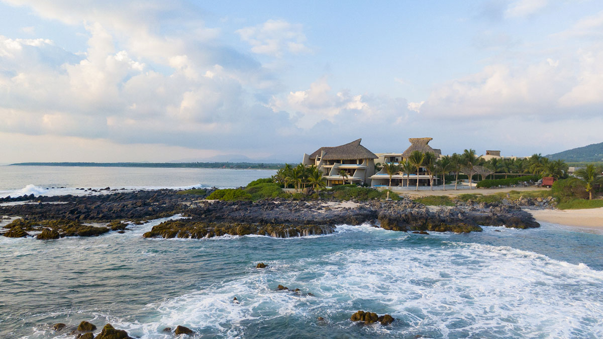 Zozaya Arquitectos built beachfront residences creating sculpted details in surf villa of Troncones