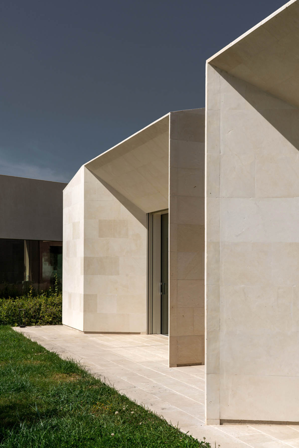 Holiday villa by Westway Architects comprises three distinct volumes made of Note stone in Italy 
