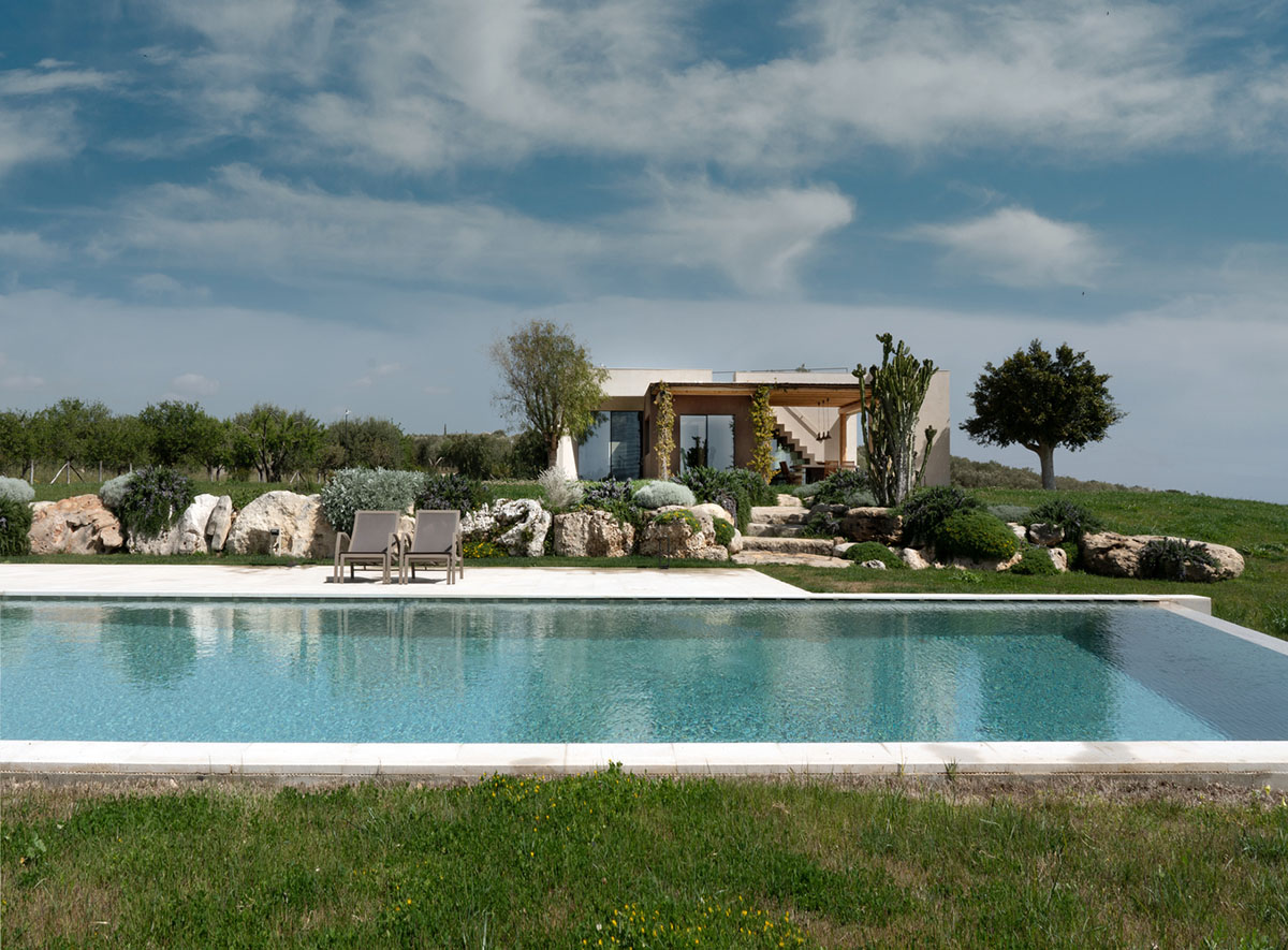 Holiday villa by Westway Architects comprises three distinct volumes made of Note stone in Italy 