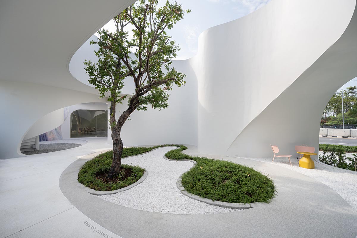 Unknown Surface Studio creates sinuous Uncloud Caffee in Thailand