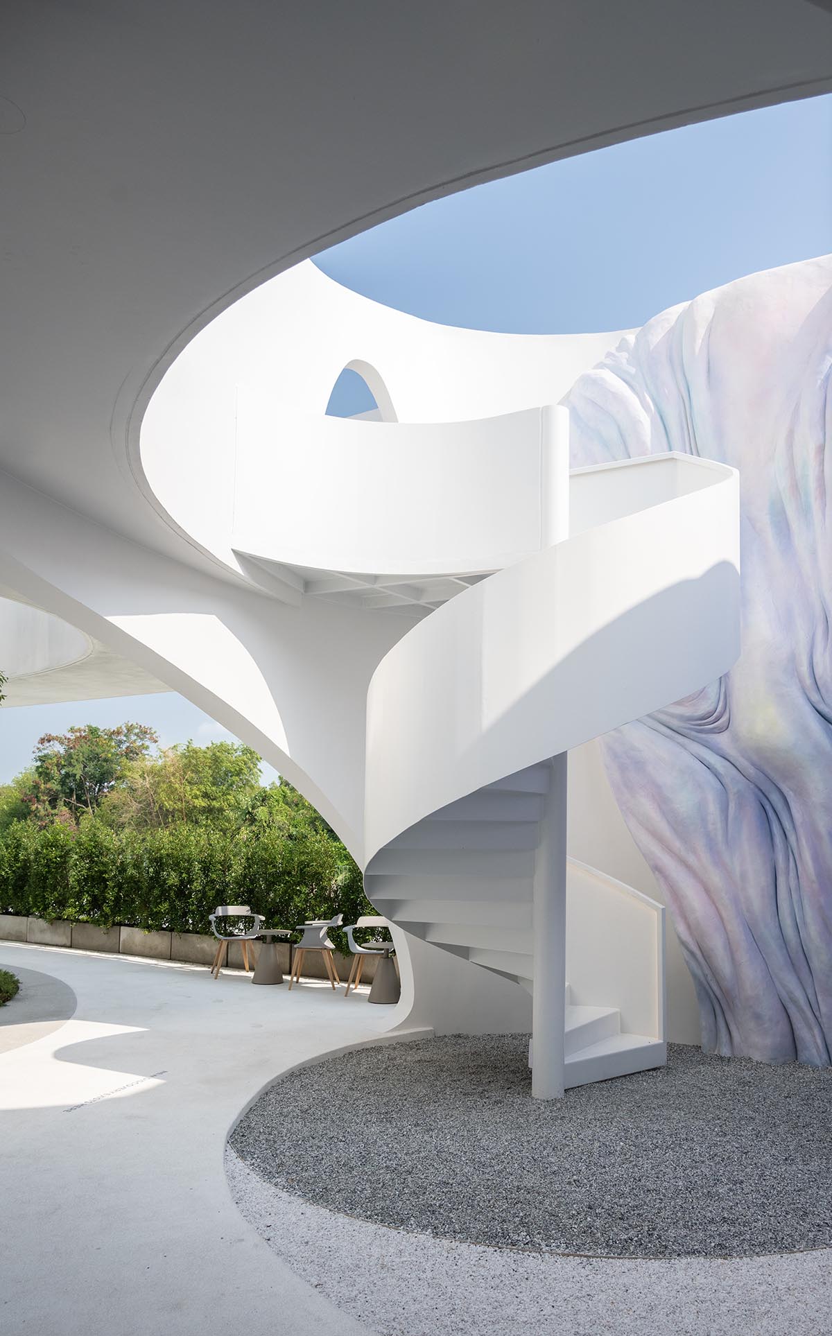 Unknown Surface Studio creates sinuous Uncloud Caffee in Thailand