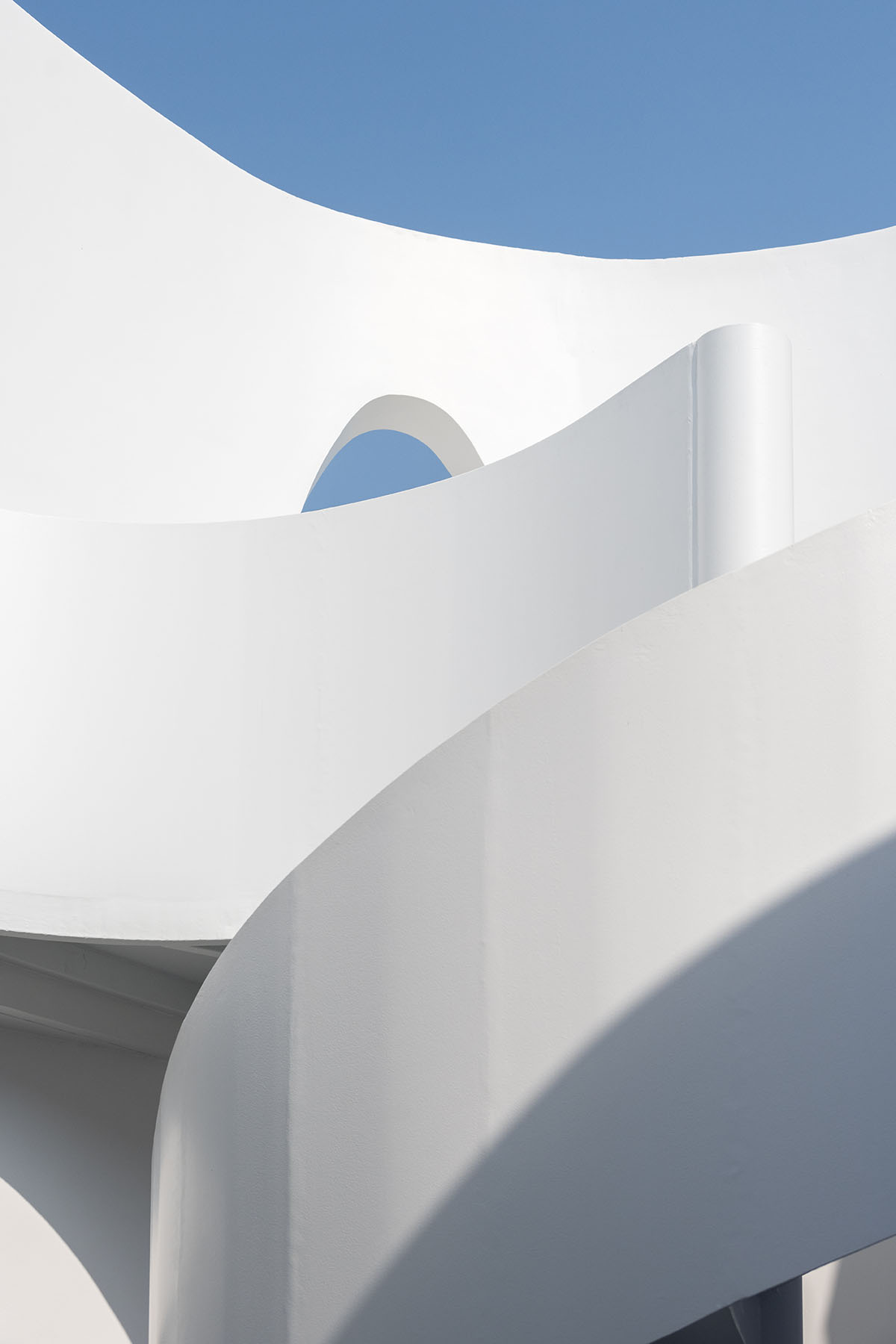 Unknown Surface Studio creates sinuous Uncloud Caffee in Thailand