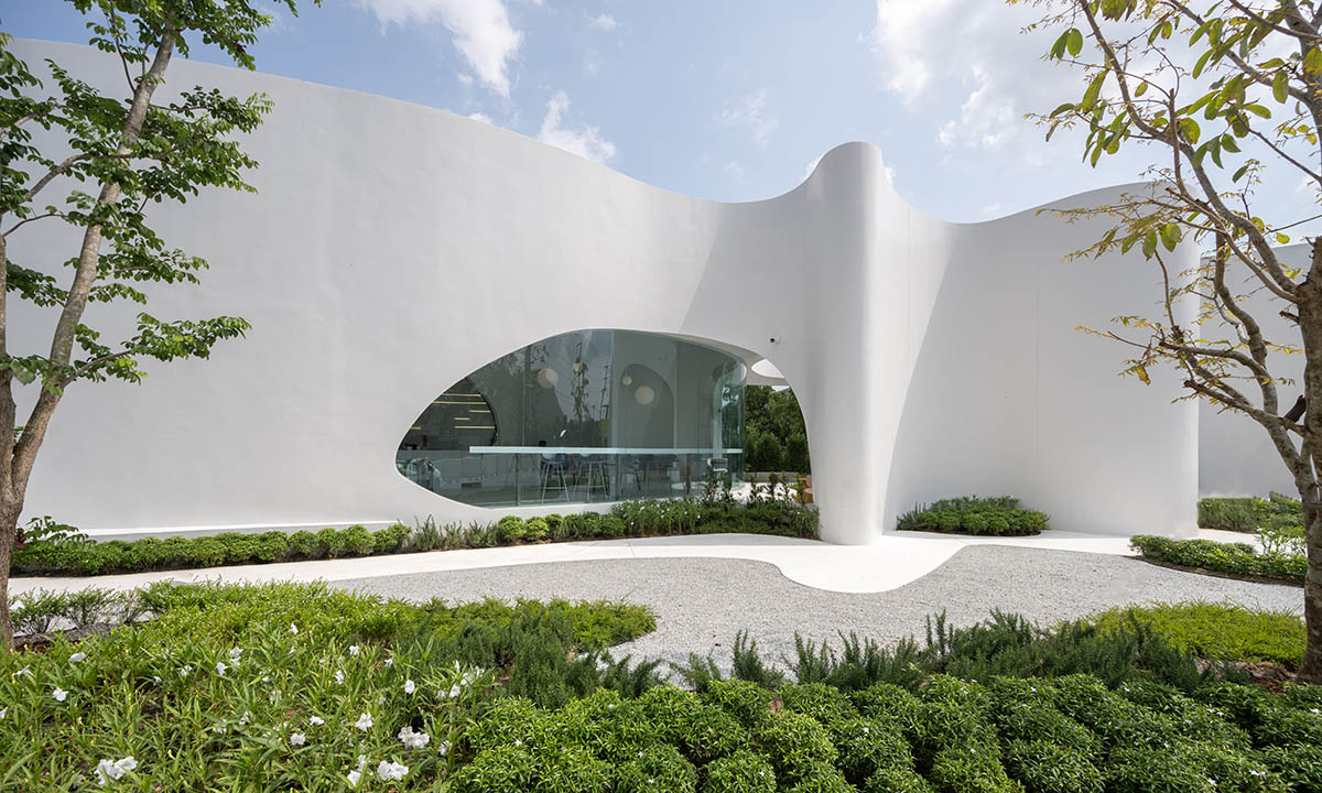 Unknown Surface Studio creates sinuous Uncloud Caffee in Thailand