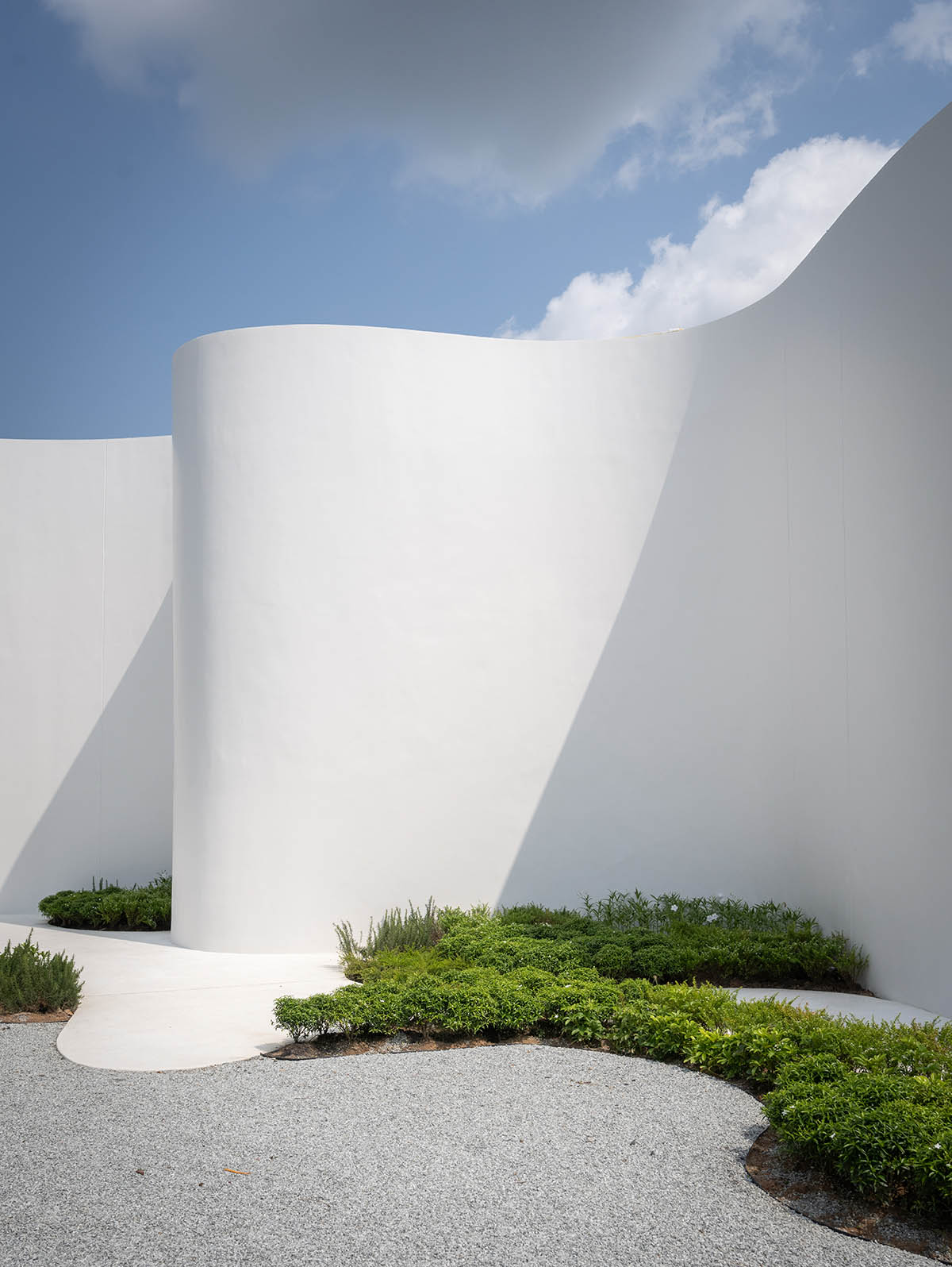 Unknown Surface Studio creates sinuous Uncloud Caffee in Thailand