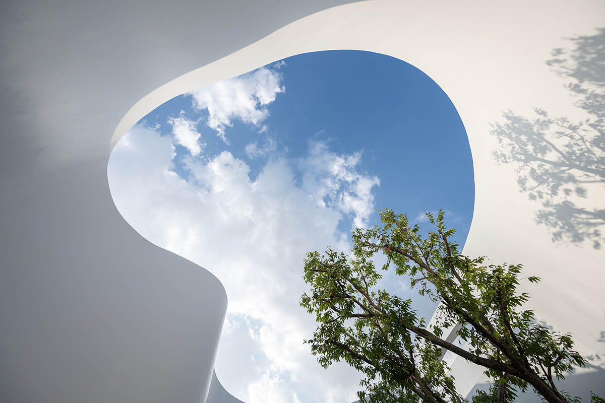 Unknown Surface Studio creates sinuous Uncloud Caffee in Thailand
