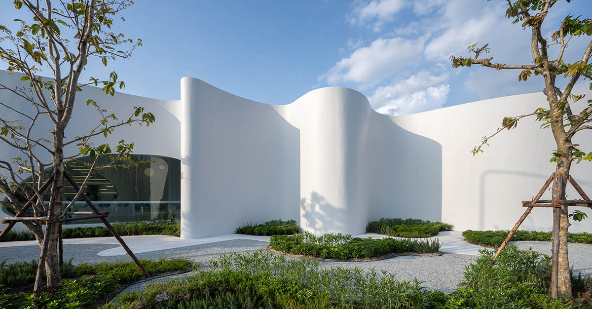Unknown Surface Studio creates sinuous Uncloud Caffee in Thailand
