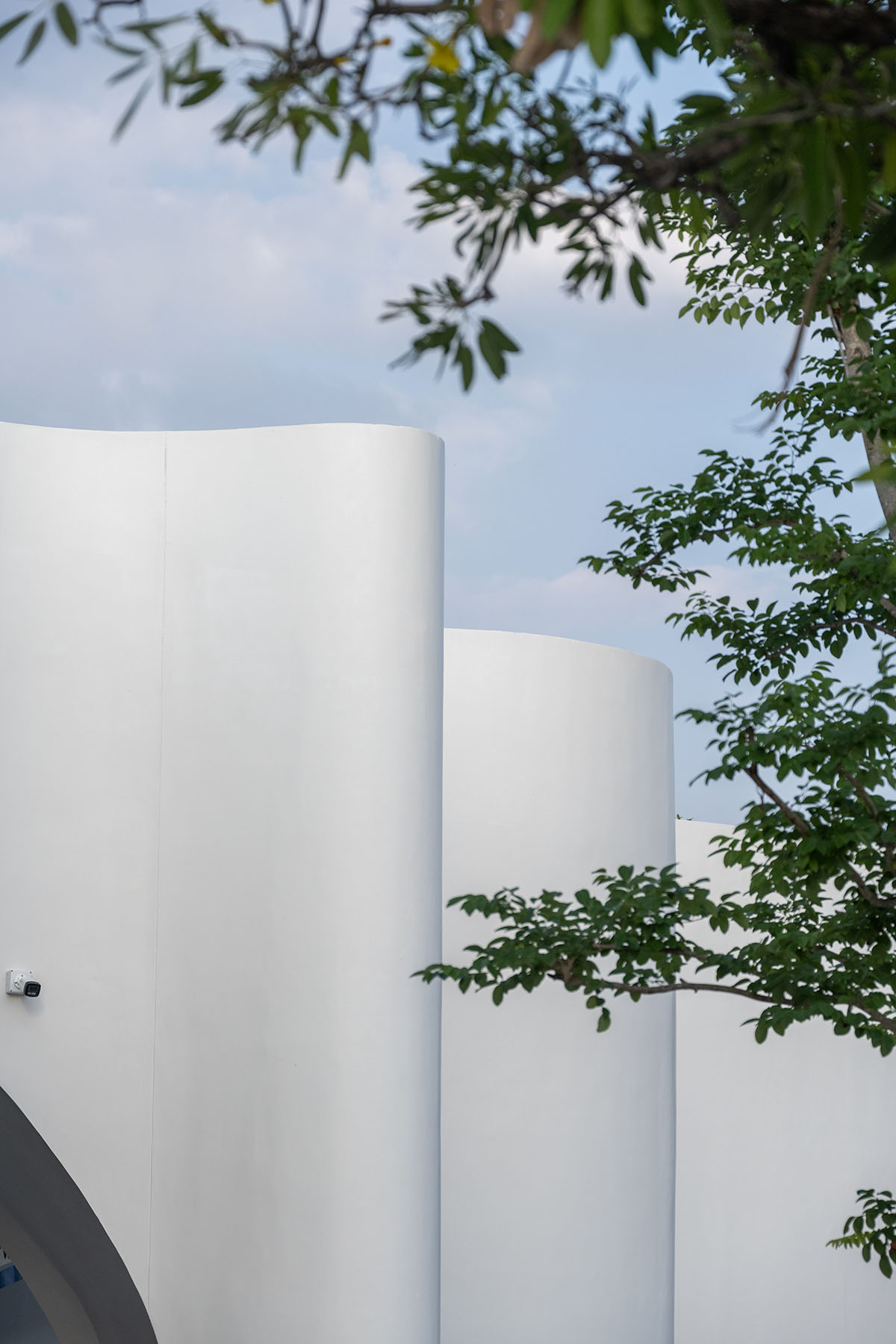 Unknown Surface Studio creates sinuous Uncloud Caffee in Thailand