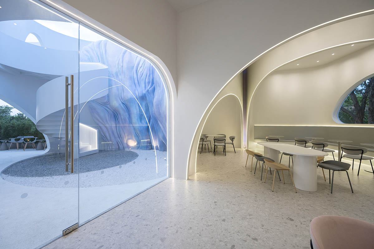 Unknown Surface Studio creates sinuous Uncloud Caffee in Thailand