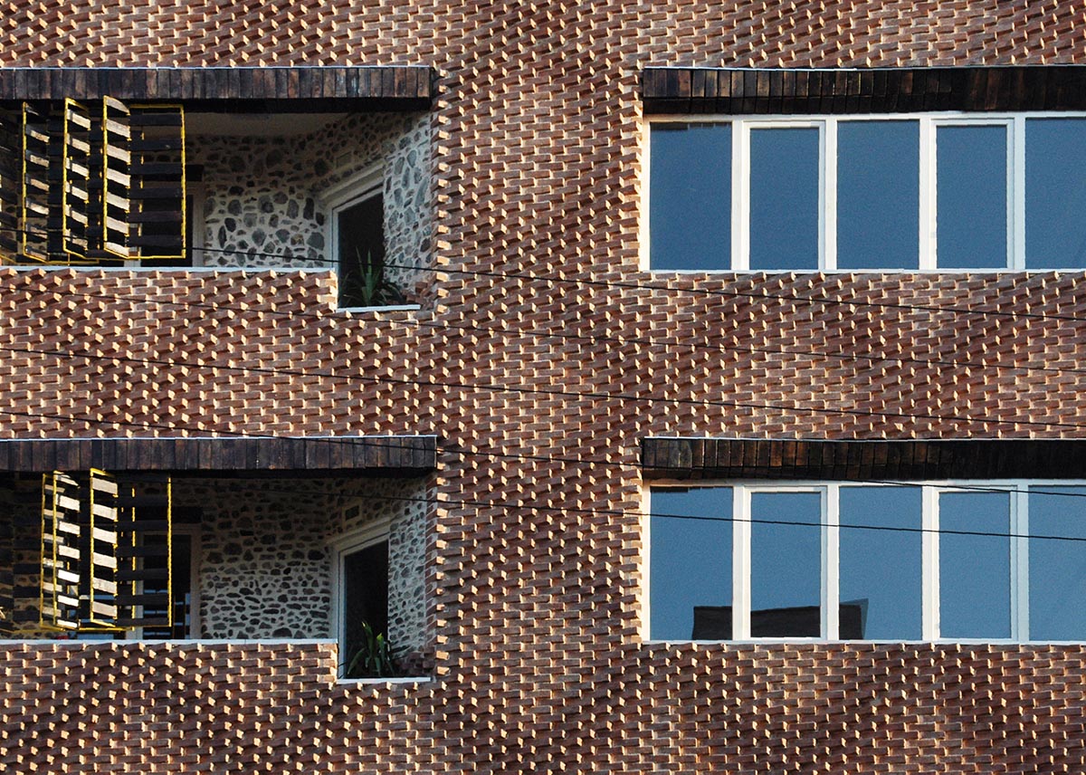Sstudiomm built parametric brick façade for a house by using traditional on-site craft techniques