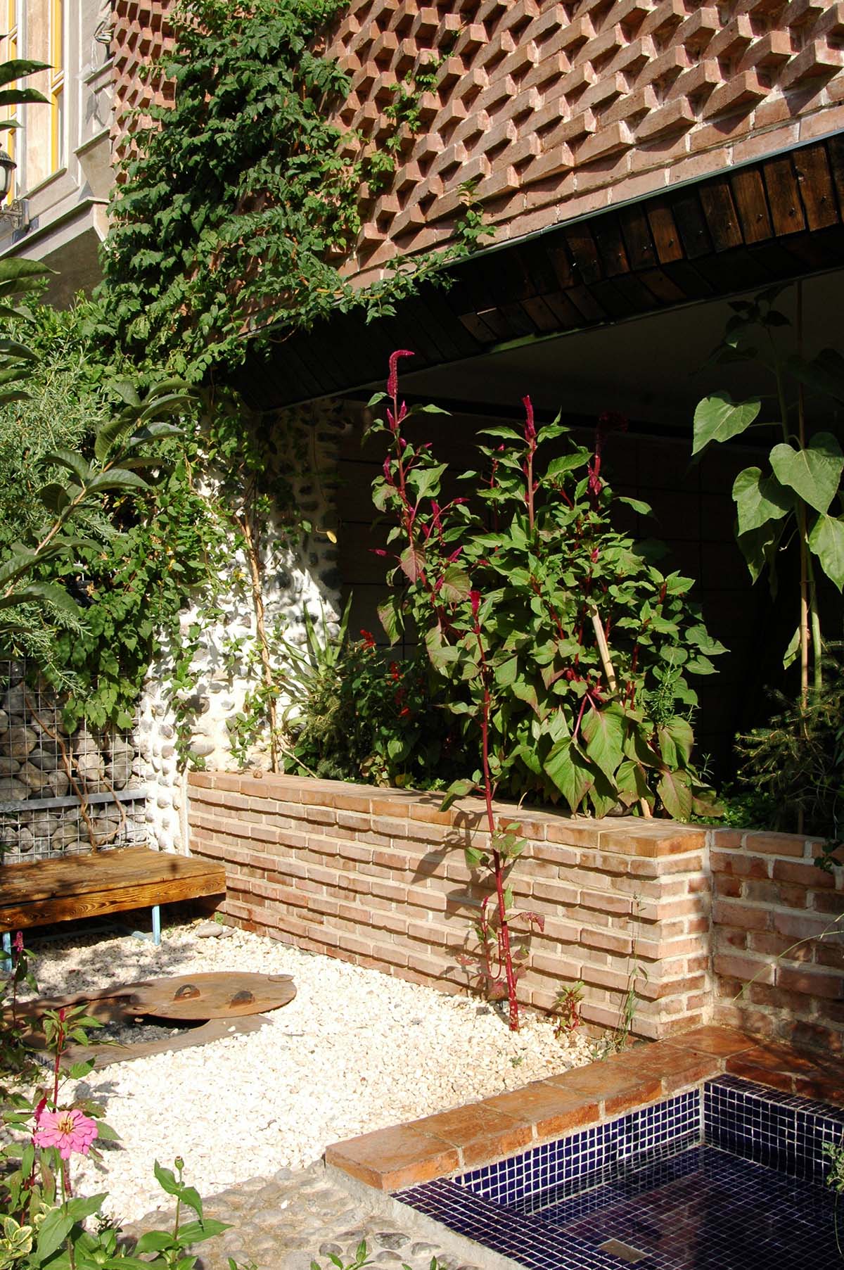 Sstudiomm built parametric brick façade for a house by using traditional on-site craft techniques