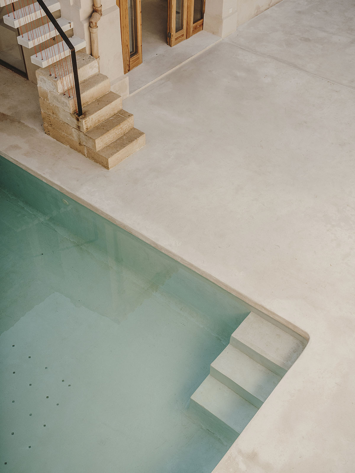 Ideo arquitectura renovates 200-year-old building with local sources and earthy tones in Spain