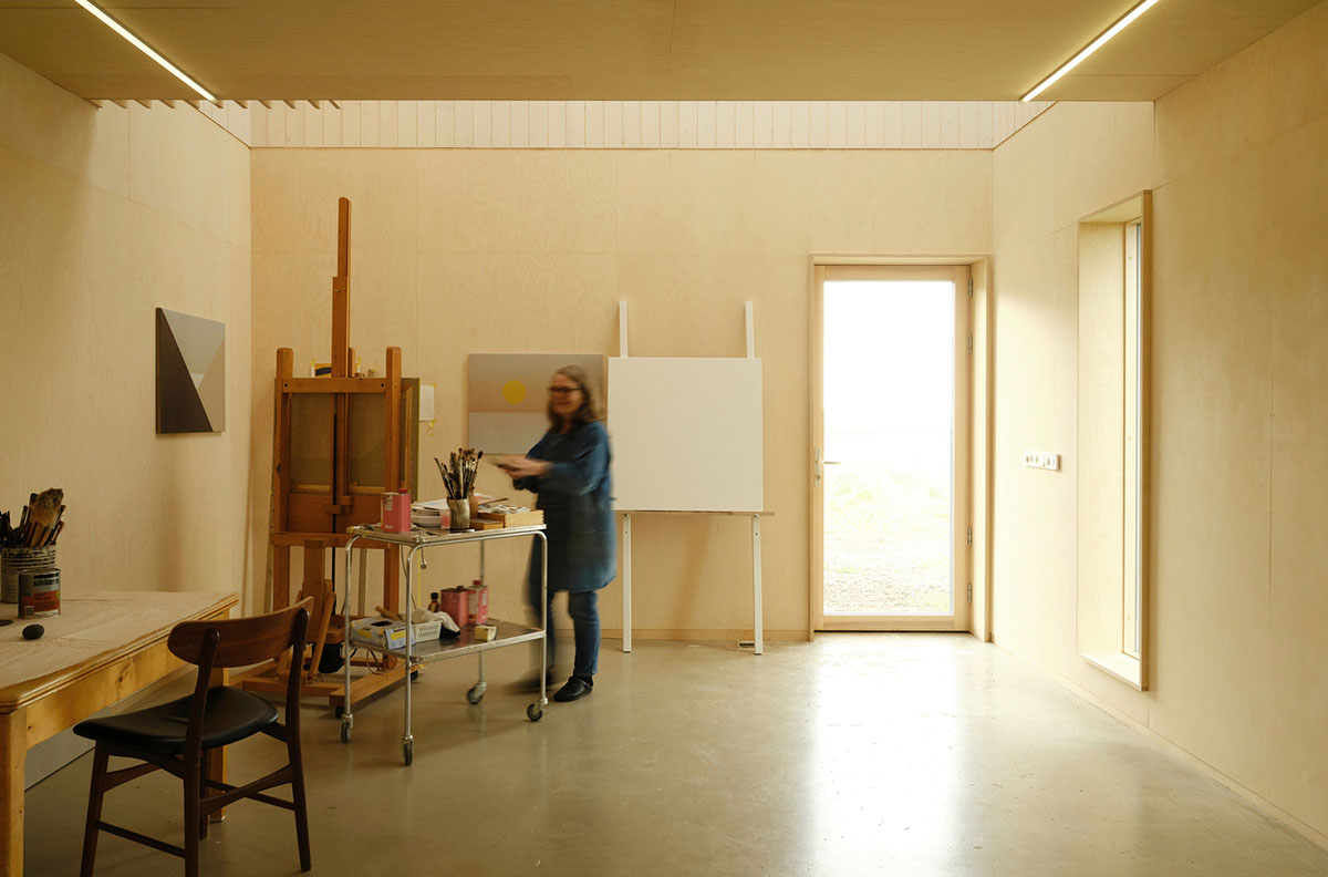 Studio Bua превращает заброшенный сарай в студию художника, 