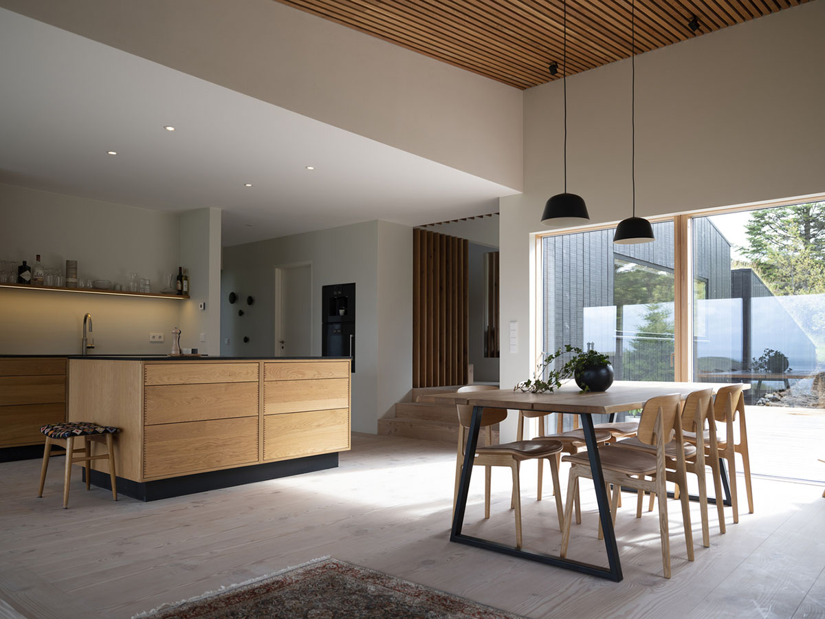 KRADS completes holiday home with inclined green roof towards the great Lake Þingvallavatn in Iceland