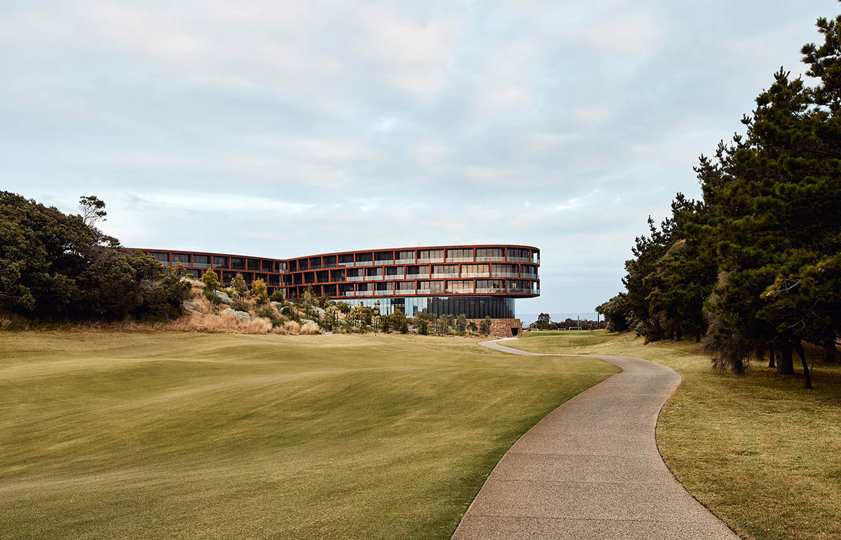 Wood Marsh completes sinuous resort anchored on hand-built locally sourced stone plinth in Australia
