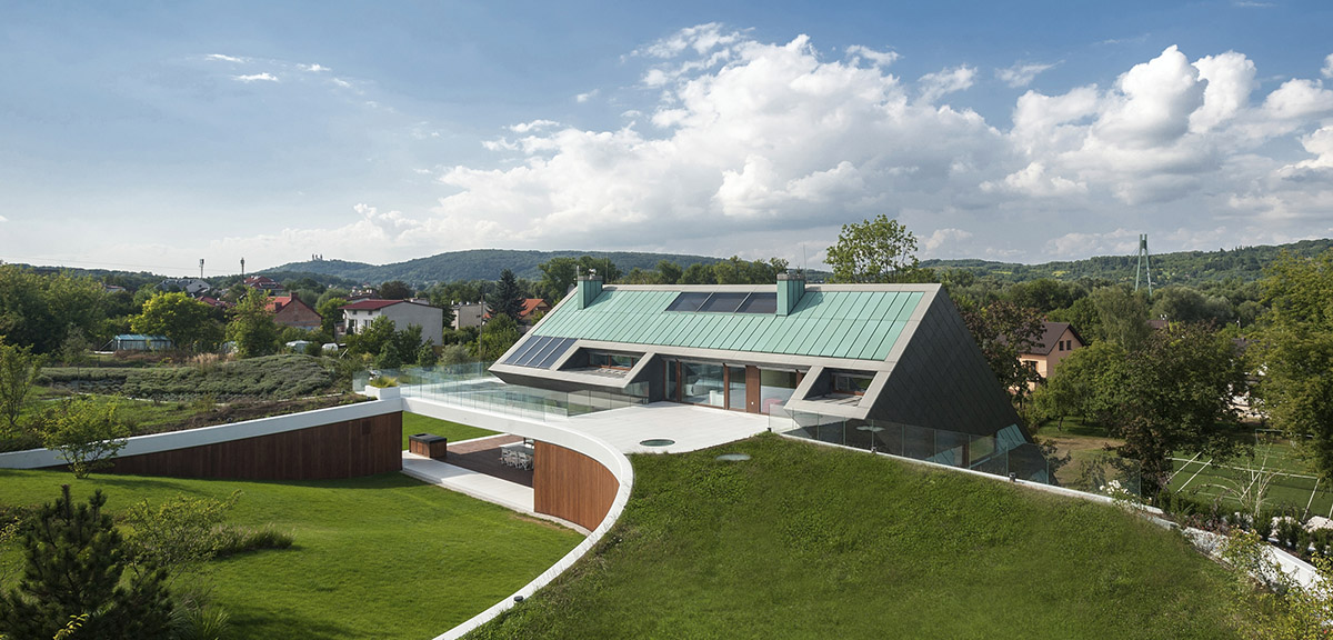 Przemek Olczyk / Mobius Architekci releases single-family house with angular volume on the cliff