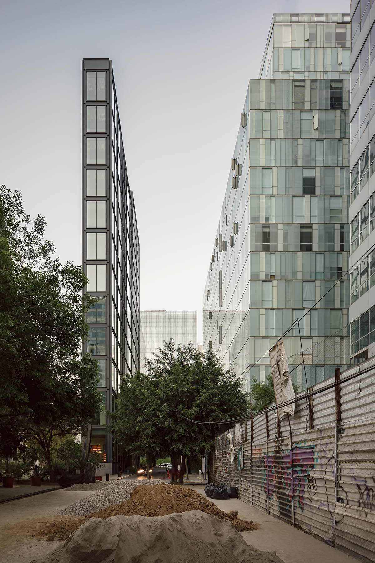 HEMAA built a slender skyscraper that stands elegantly on a narrow plot in Mexico City 