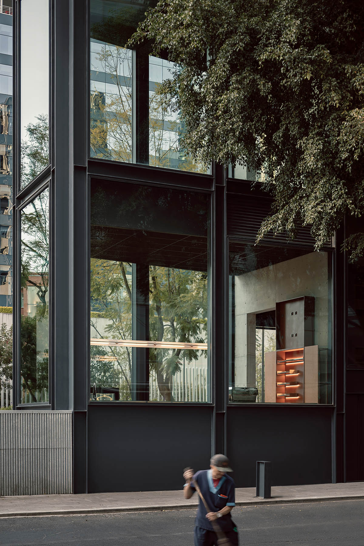 HEMAA built a slender skyscraper that stands elegantly on a narrow plot in Mexico City 