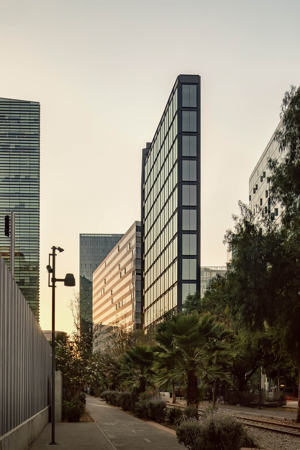 HEMAA built a slender skyscraper that stands elegantly on a narrow plot in Mexico City 