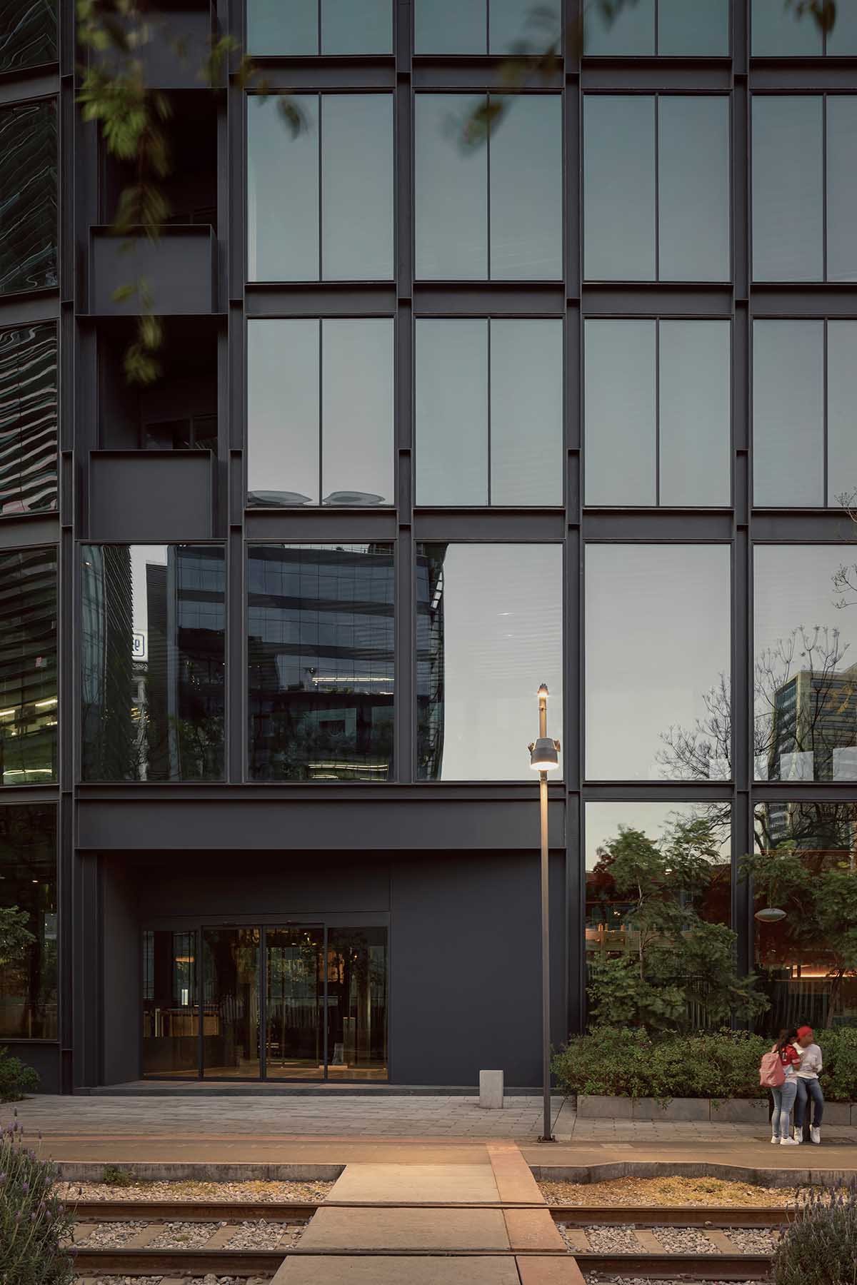 HEMAA built a slender skyscraper that stands elegantly on a narrow plot in Mexico City 