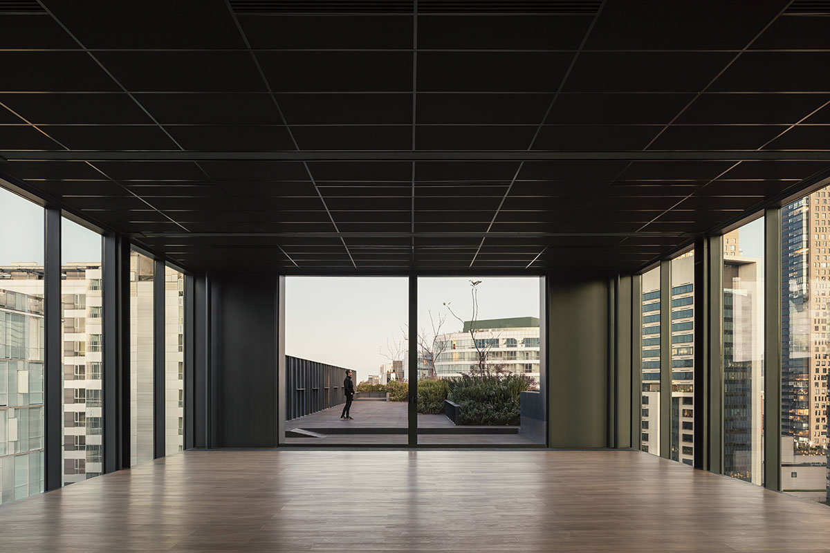 HEMAA built a slender skyscraper that stands elegantly on a narrow plot in Mexico City 