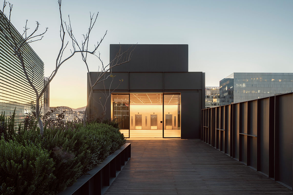 HEMAA built a slender skyscraper that stands elegantly on a narrow plot in Mexico City 