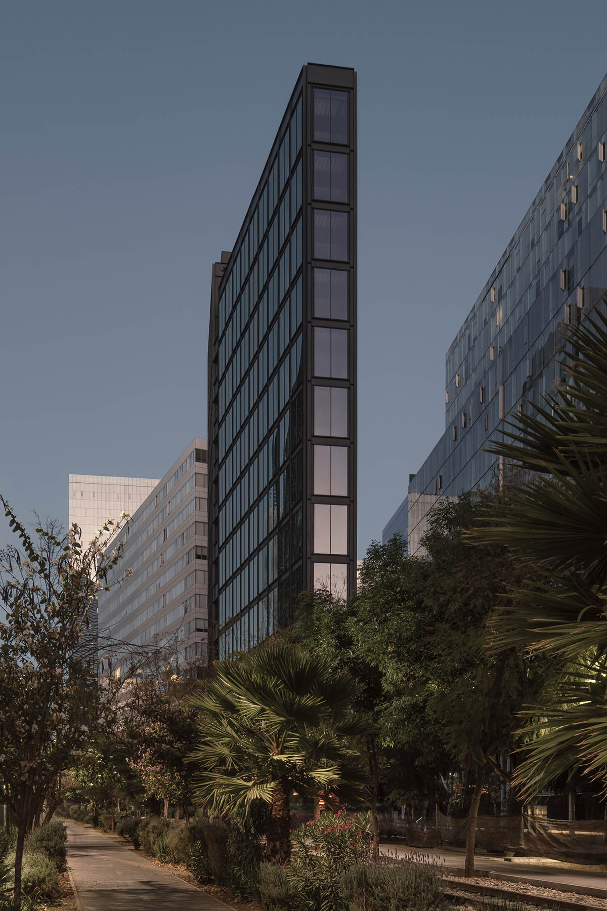 HEMAA built a slender skyscraper that stands elegantly on a narrow plot in Mexico City 
