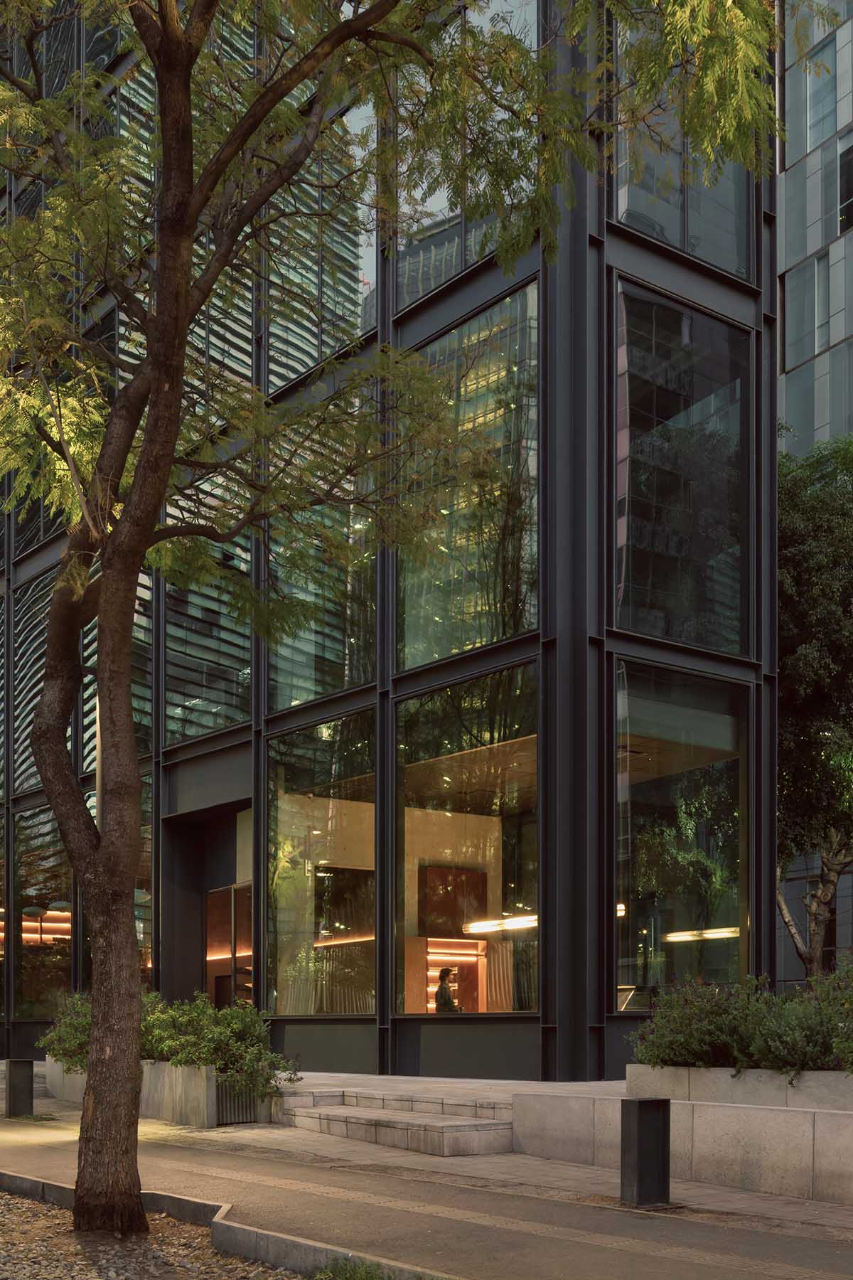 HEMAA built a slender skyscraper that stands elegantly on a narrow plot in Mexico City 