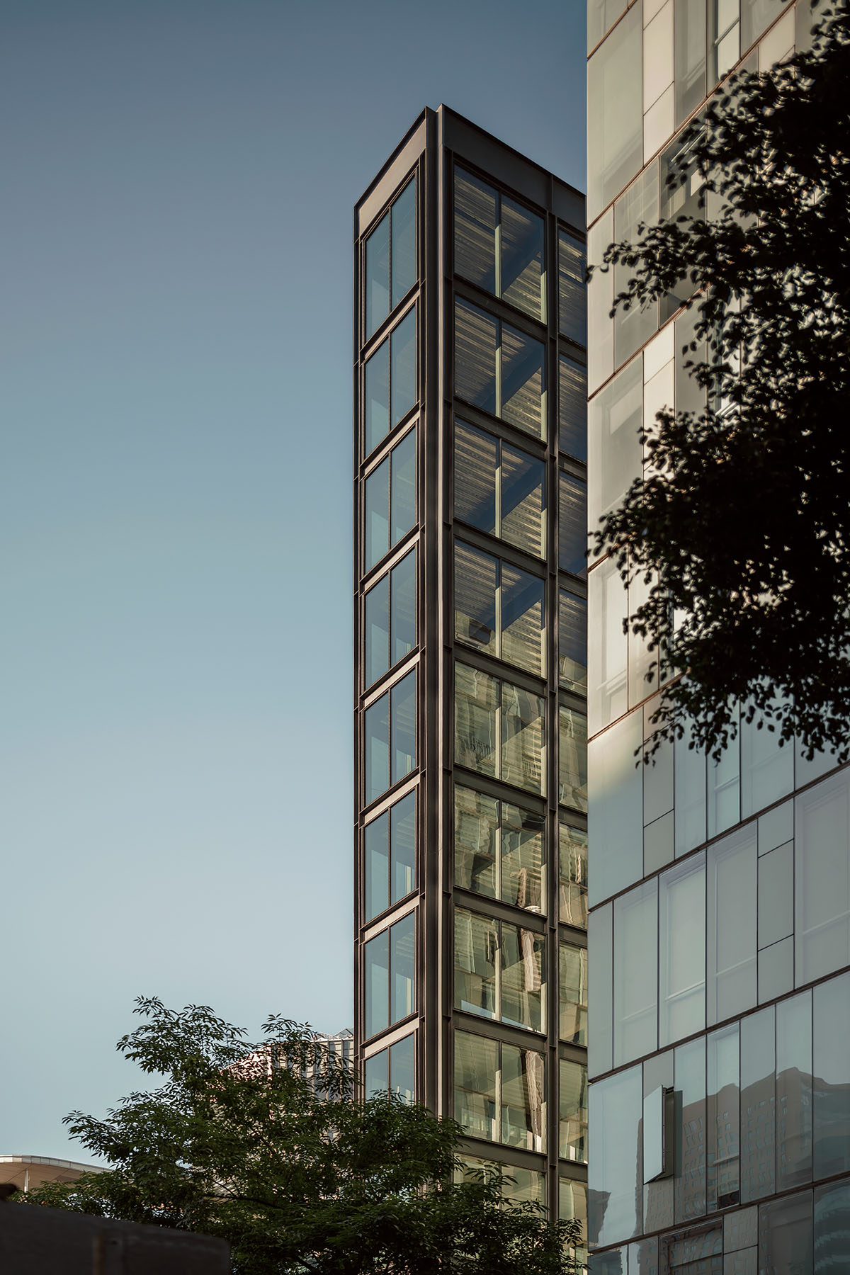 HEMAA built a slender skyscraper that stands elegantly on a narrow plot in Mexico City 