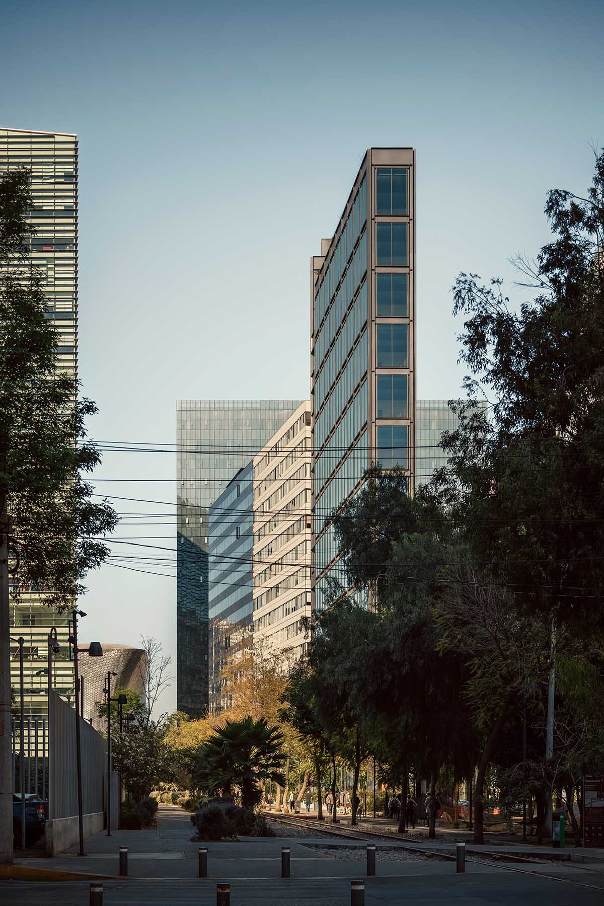 HEMAA built a slender skyscraper that stands elegantly on a narrow plot in Mexico City 