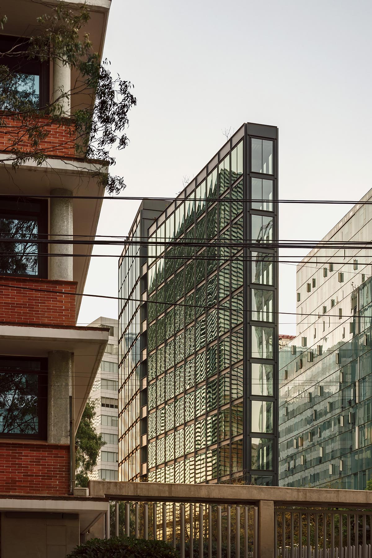 HEMAA built a slender skyscraper that stands elegantly on a narrow plot in Mexico City 