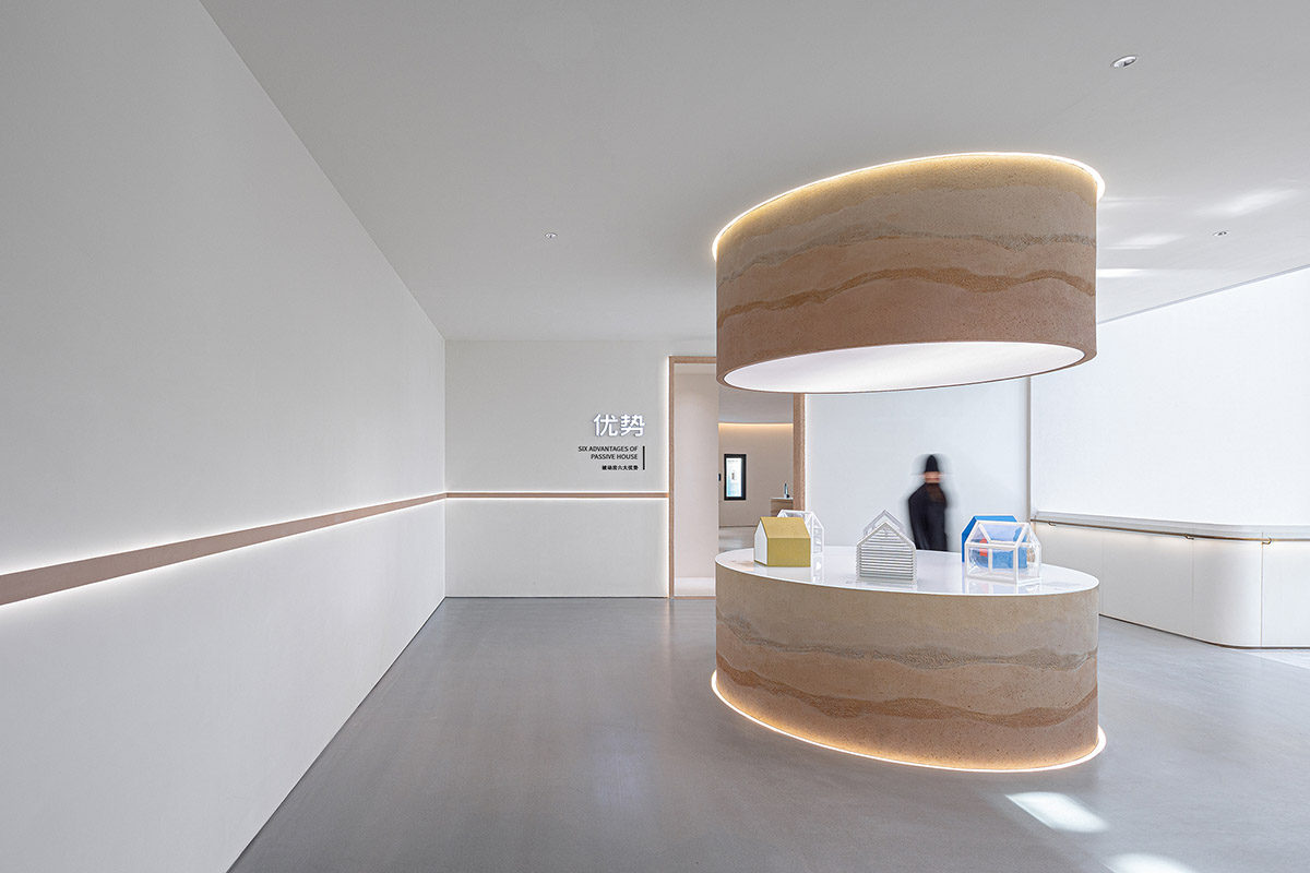 Giant free-form structure gives the feeling of 