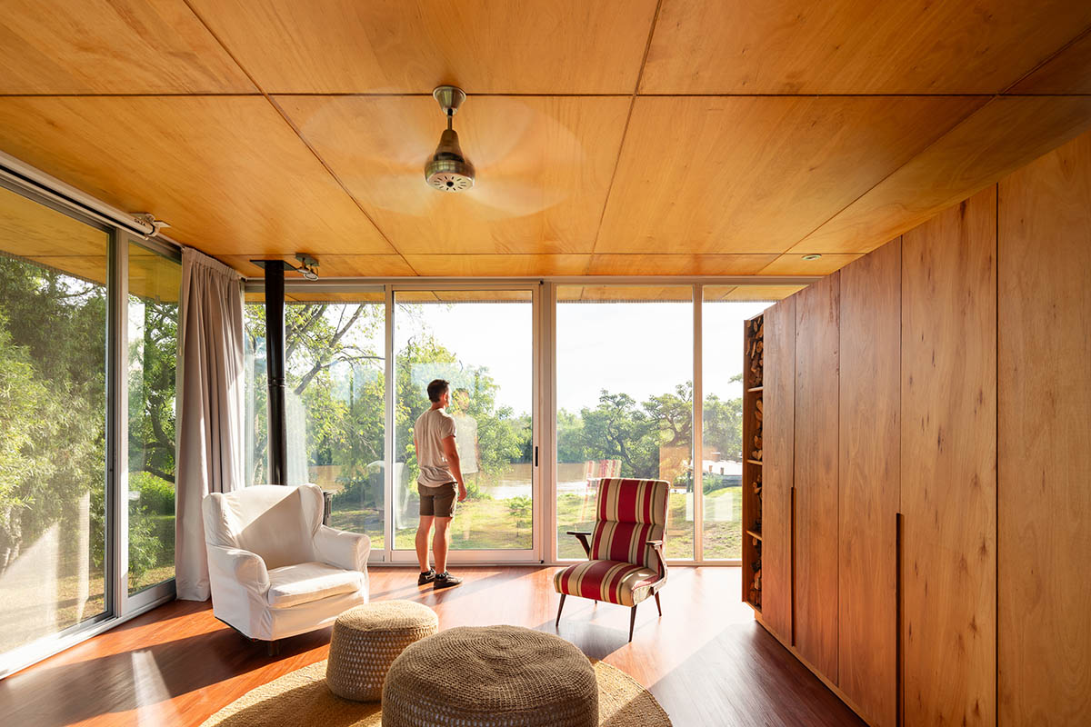 Floating Argentinean house by Mateo Gagliardo sits on a hill to resists against flooding 