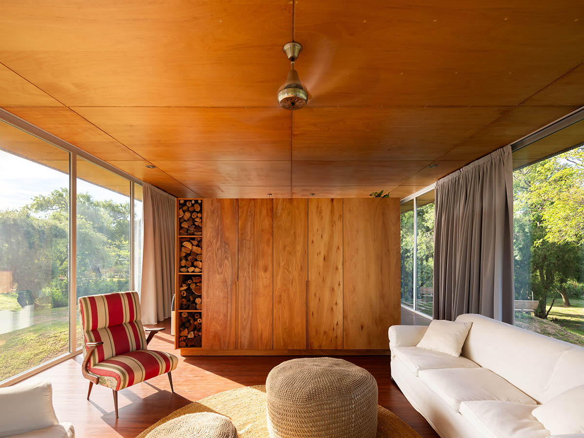 Floating Argentinean house by Mateo Gagliardo sits on a hill to resists against flooding 