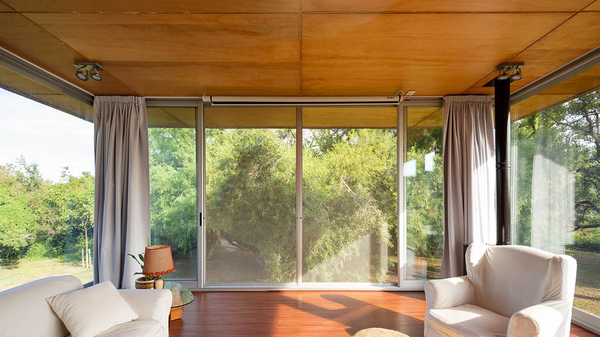 Floating Argentinean house by Mateo Gagliardo sits on a hill to resists against flooding 