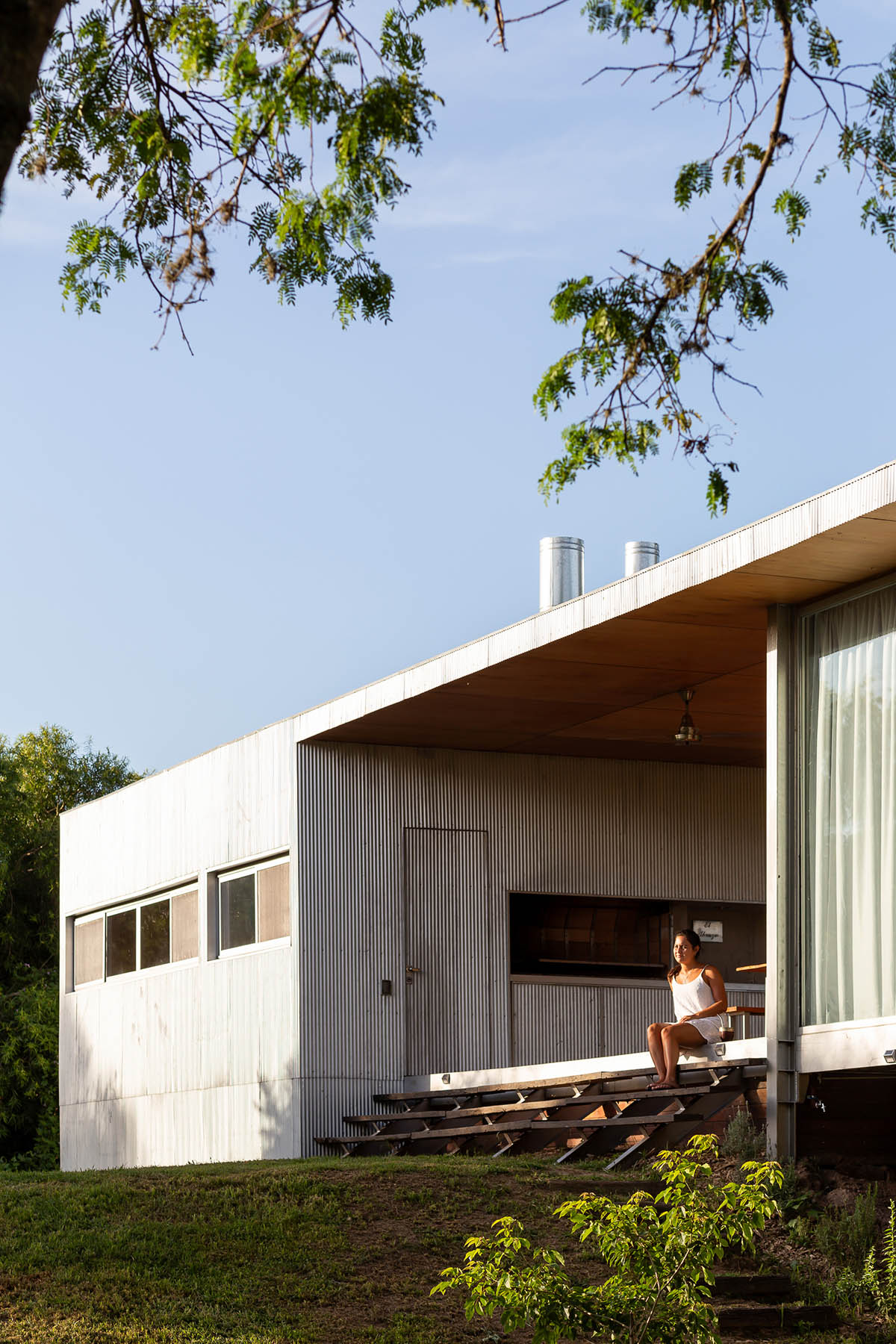 Floating Argentinean house by Mateo Gagliardo sits on a hill to resists against flooding 